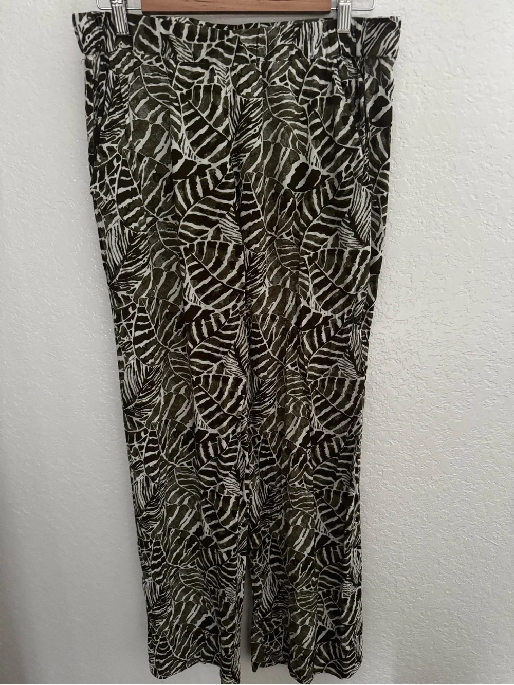 H&M Tropical Leaf Print Wide Leg Pants | Olive & Ivory | Size 8